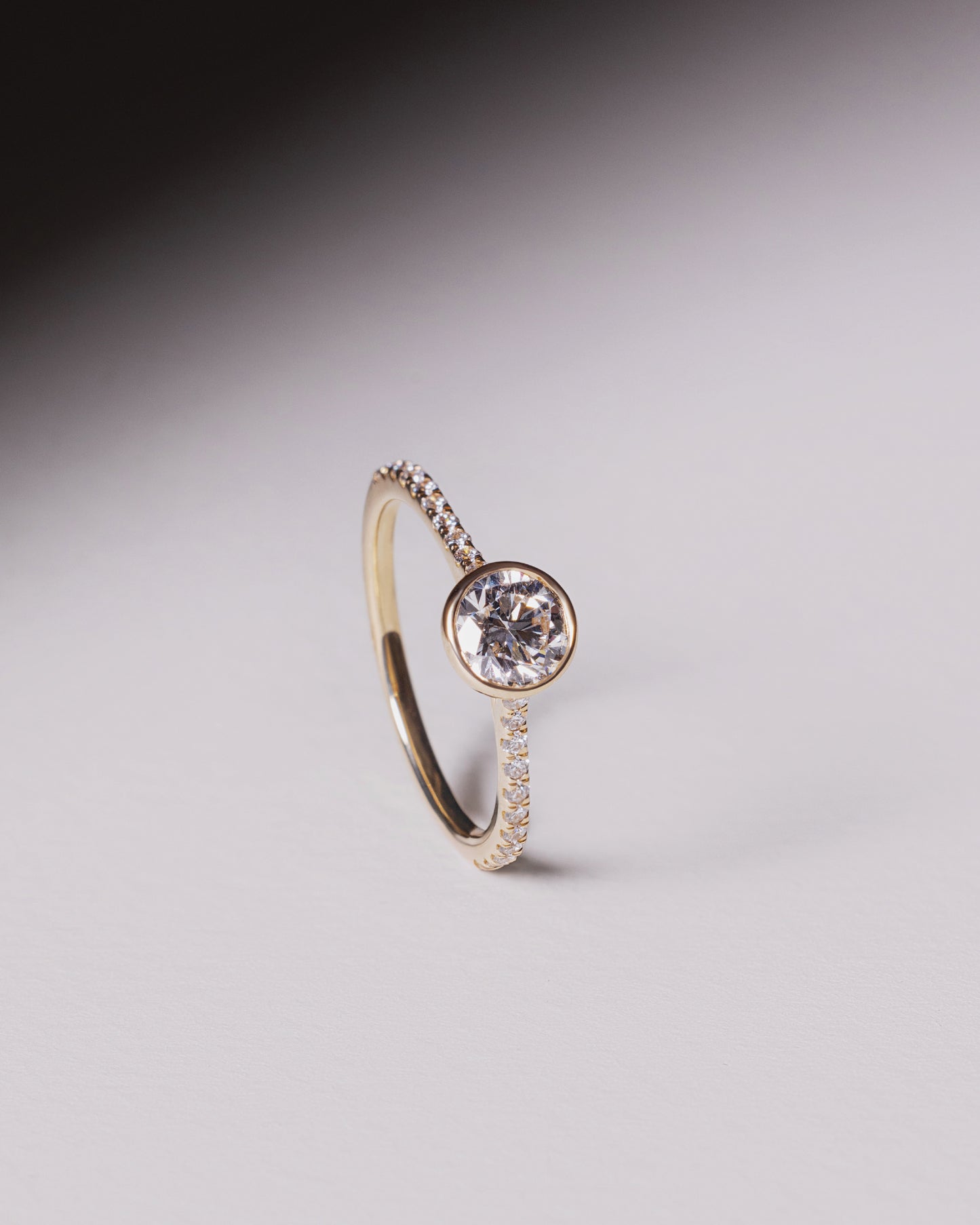 Bezel Set Solitaire Engagement Ring w. Diamond Band (Rose Gold)